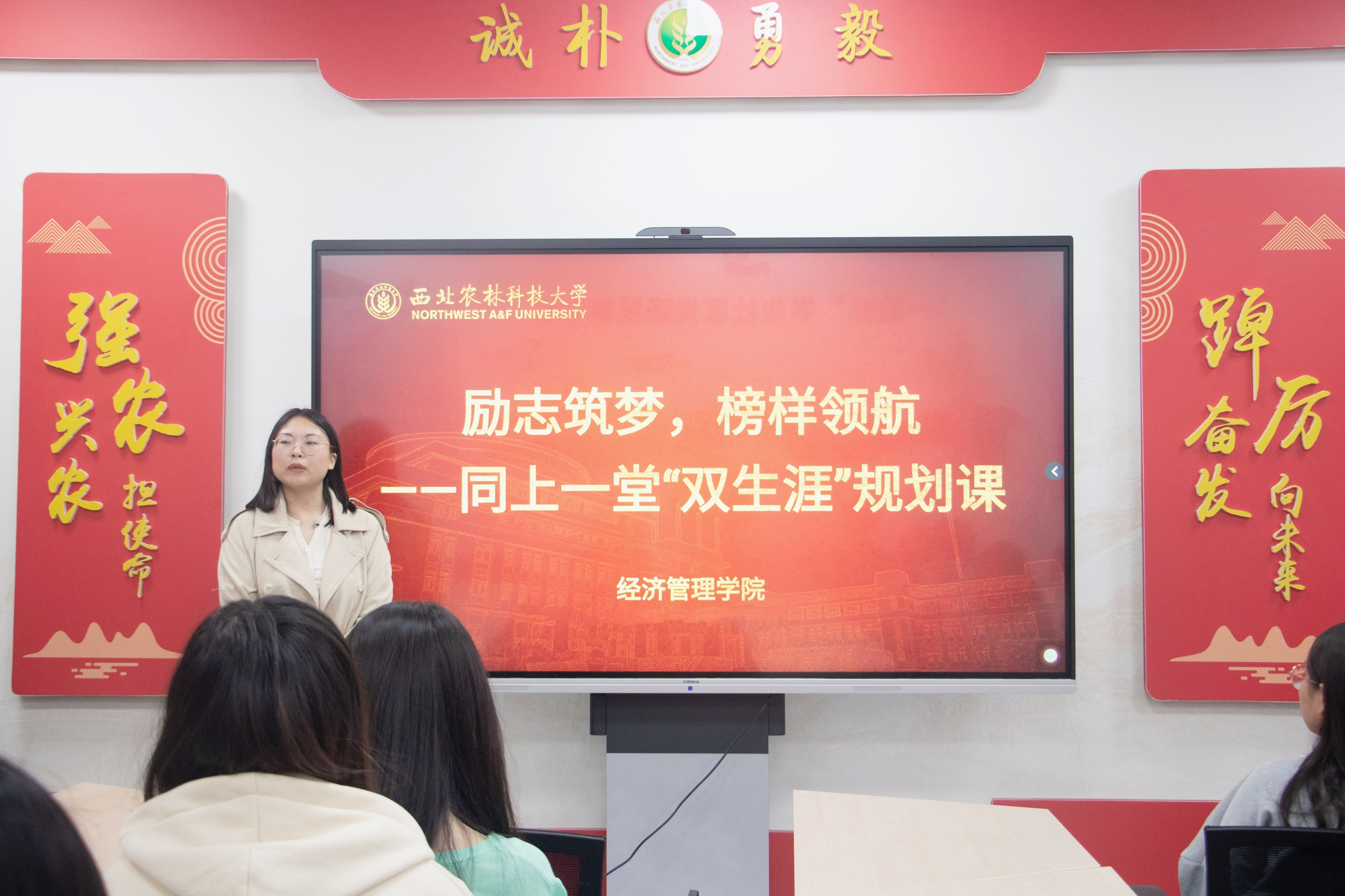 张丹丹主持活动.jpg