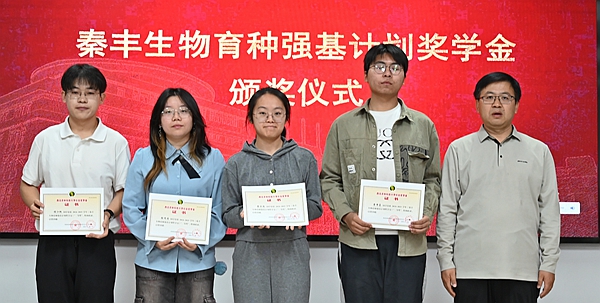 为学生颁奖_副本.jpg
